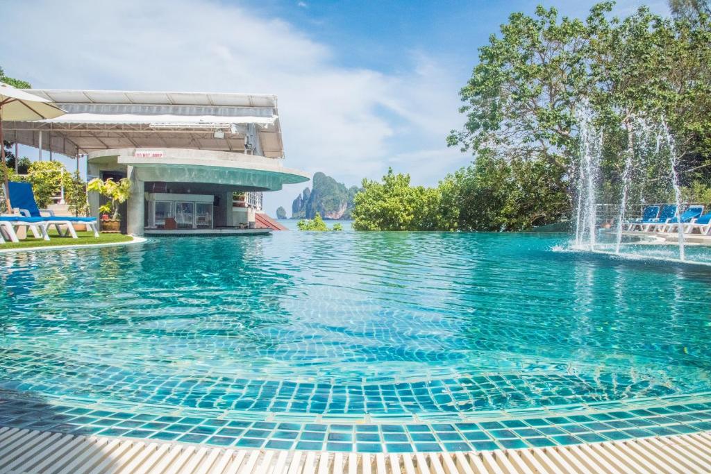 Отель PP Charlie Beach Resort