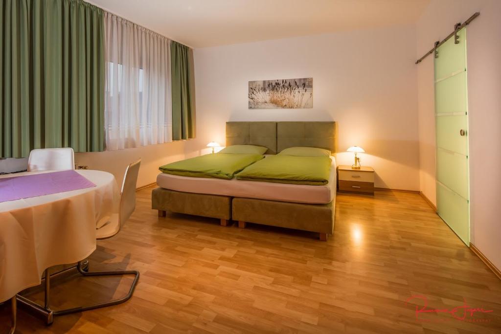 Двухместный (Двухместный номер с 1 кроватью или 2 отдельными кроватями) отеля Turmhof Breitenbrunn, Руст