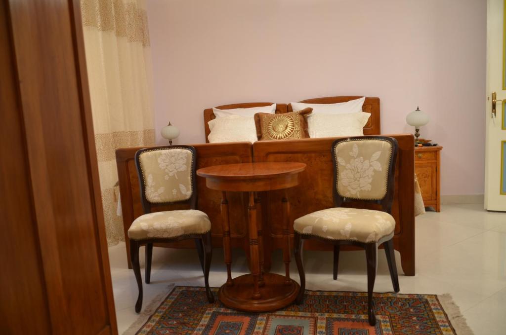 Двухместный (Улучшенный двухместный номер с 1 кроватью) отеля Hotel Helvetia, Белград