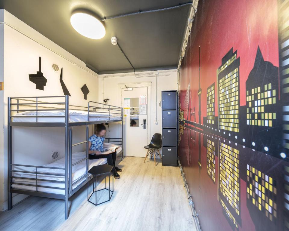 Двухместный (Двухместный номер с 2 отдельными кроватями и общей ванной комнатой) хостела Hostel ROOM Rotterdam, Роттердам
