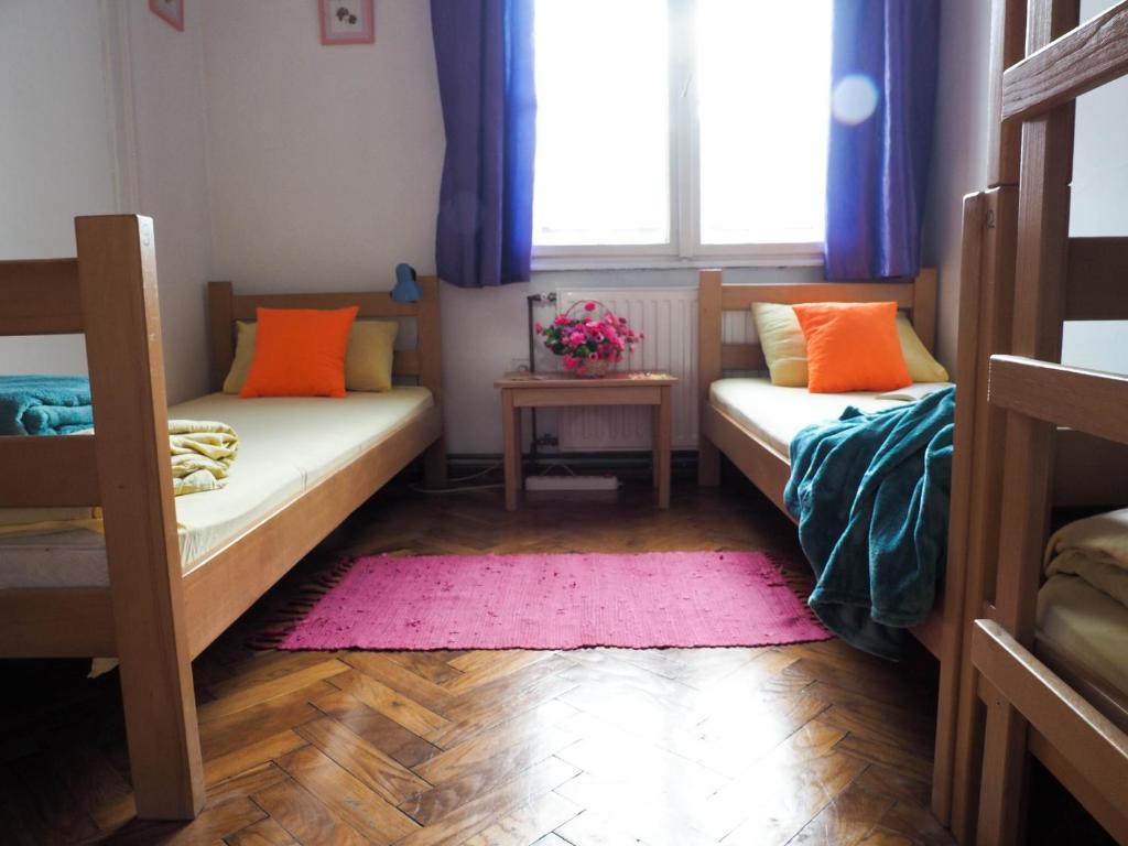 Номер (Кровать в общем 4-местном номере для мужчин и женщин) хостела Hostel El Diablo, Белград