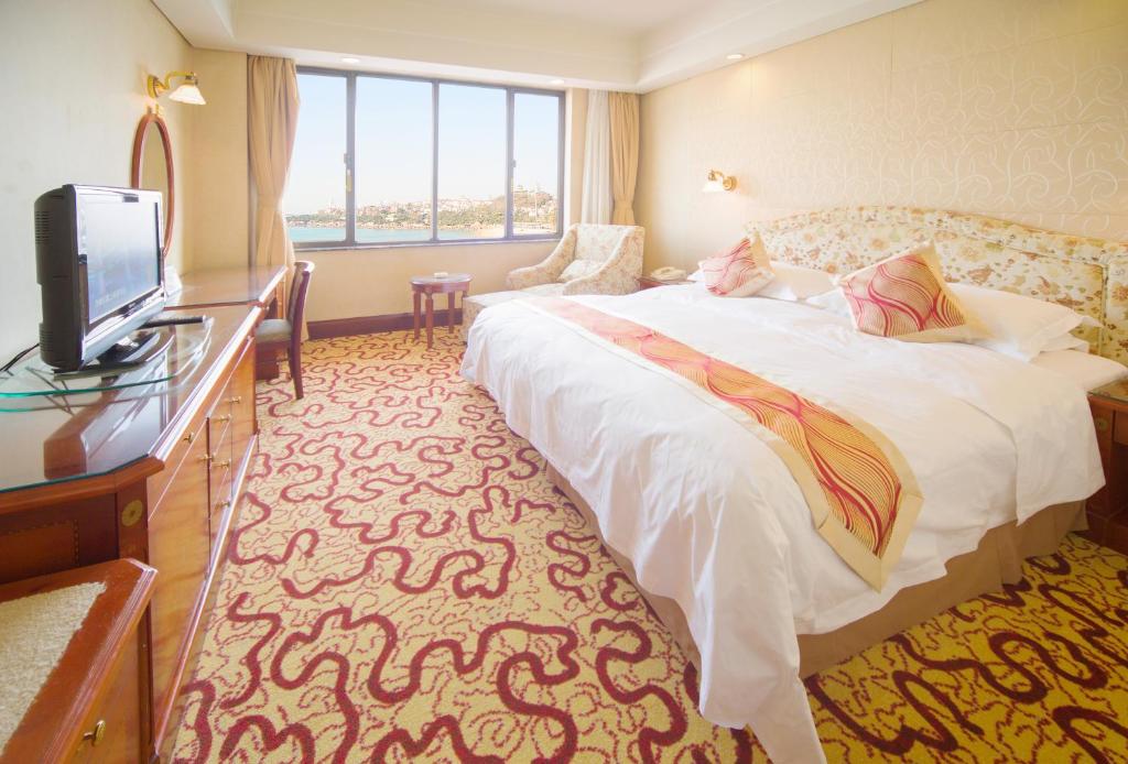 Двухместный (South Wing Twin Room with Sea View) отеля Huiquan Dynasty Hotel, Циндао
