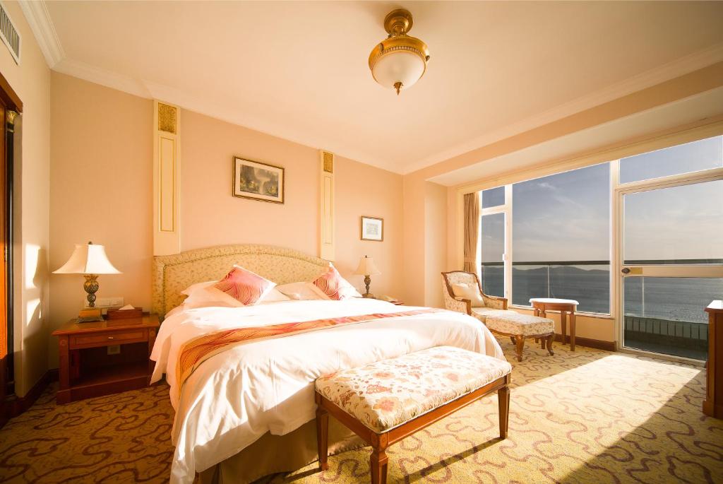 Двухместный (Представительский двухместный номер с 2 отдельными кроватями и видом на море) отеля Huiquan Dynasty Hotel, Циндао