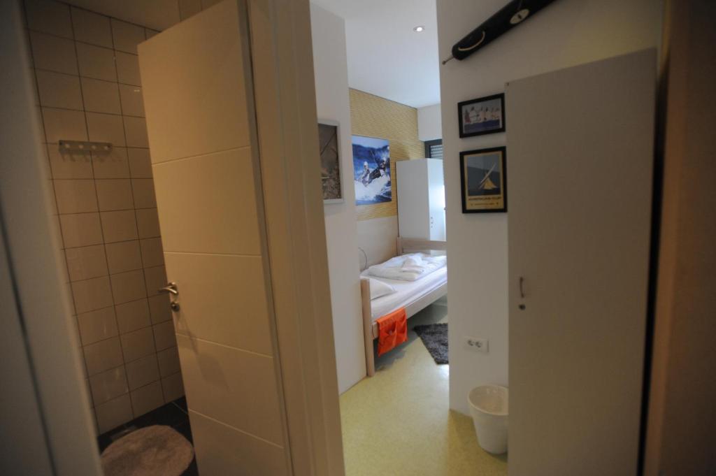 Двухместный (Двухместный номер с 1 кроватью и собственной ванной комнатой) хостела Windward Hostel Zadar, Задар