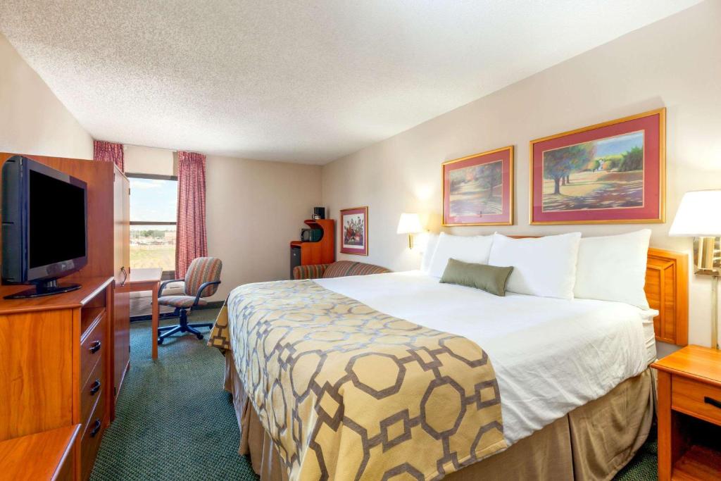 Сьюит (Люкс с кроватью размера «king-size» - Для некурящих) отеля Baymont by Wyndham Amarillo East, Амарилло