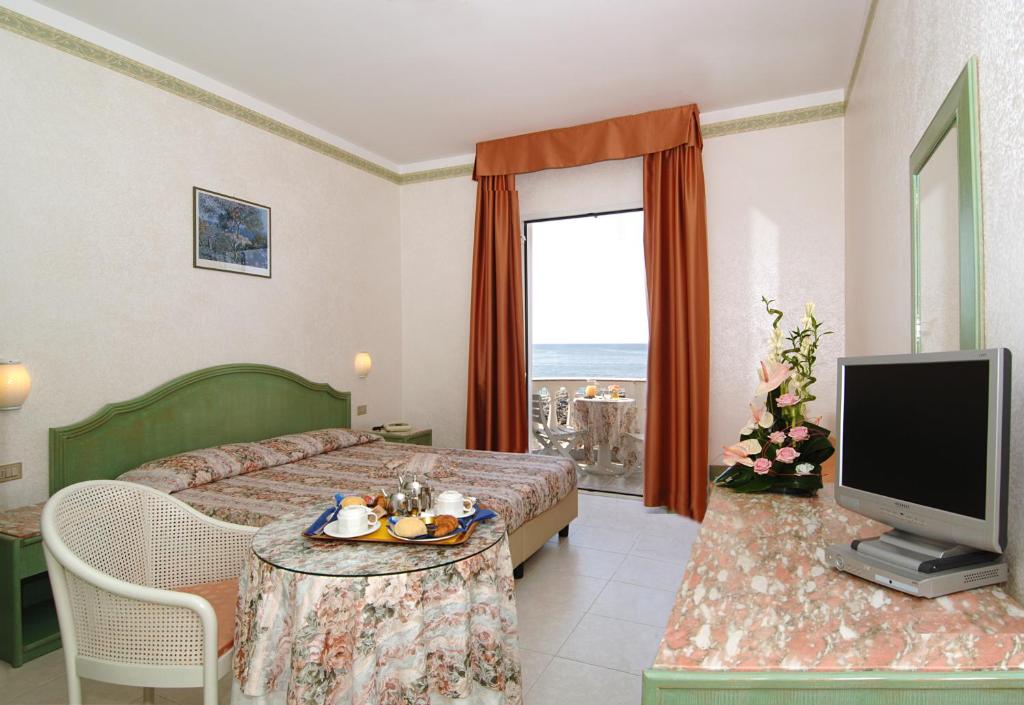 Двухместный (Двухместный номер с 1 кроватью и балконом, вид на море) отеля Hotel Piccolo Lido, Бордигера