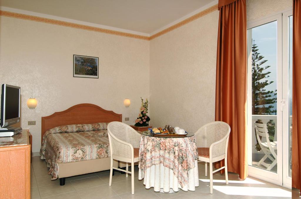 Двухместный (Двухместный номер с балконом и частичным видом на море) отеля Hotel Piccolo Lido, Бордигера