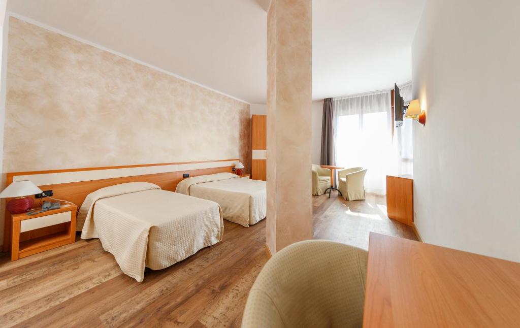 Трехместный (Классический трехместный номер) отеля Palace Hotel Città, Арко