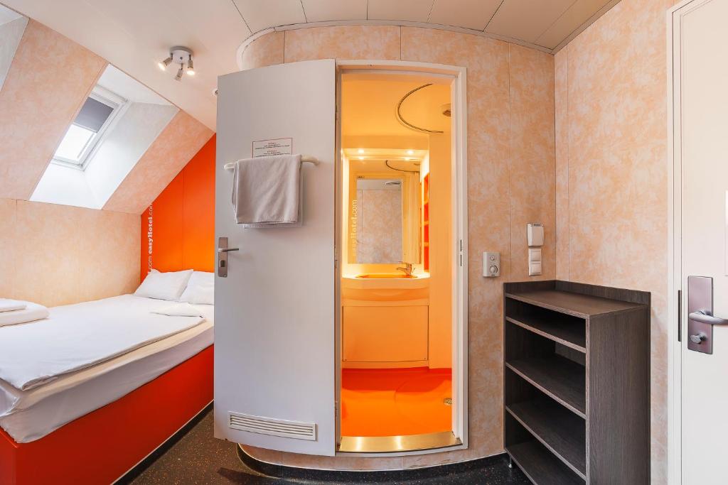 Двухместный (Небольшой двухместный номер с 1 кроватью), easyHotel Budapest Oktogon