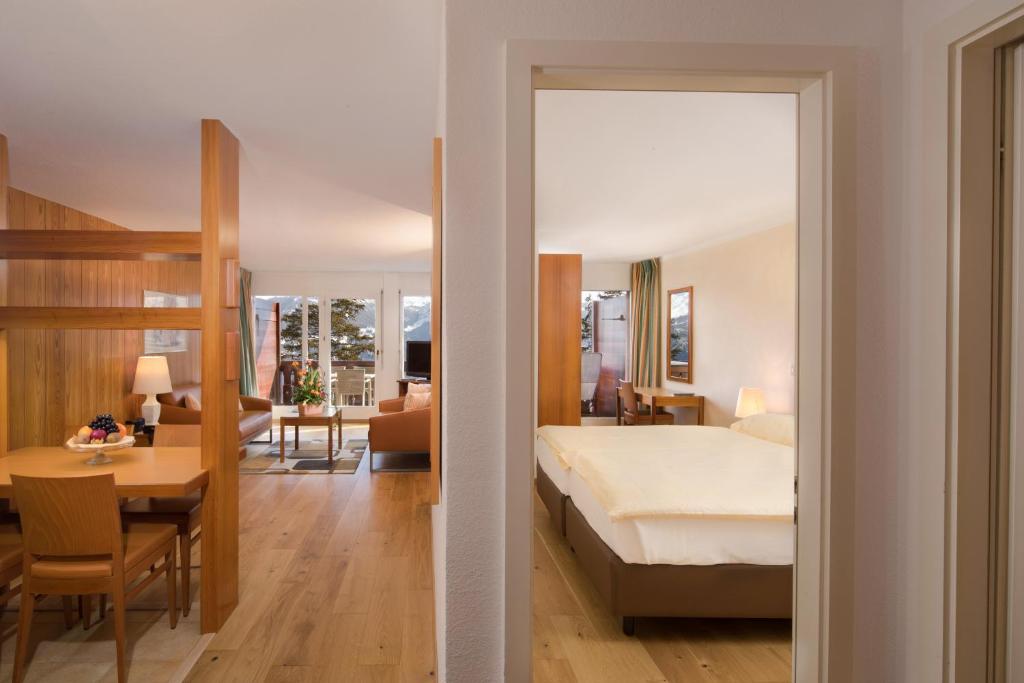 Двухместный (Представительский двухместный номер с 1 кроватью, балконом и видом на горы) отеля Hotel Helvetia Intergolf, Кран-Монтана