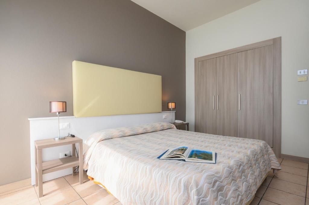 Двухместный (Двухместный номер с 1 кроватью или 2 отдельными кроватями, частичный вид на озеро) отеля Hotel Miramar, Сирмионе