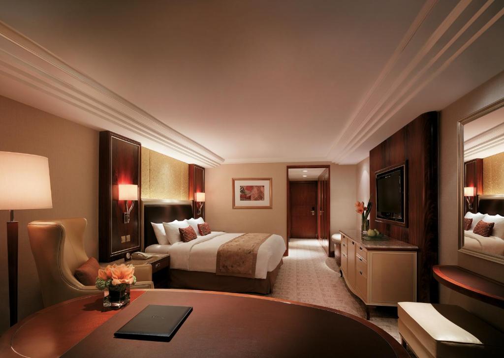 Двухместный (Предложение Staycation - Номер Делюкс с кроватью размера «king-size» и кредитом от отеля на сумму 1 000 гонконгских долларов) отеля Kowloon Shangri-La, Гонконг (город)