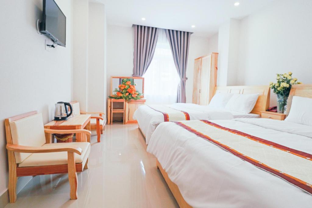 Четырехместный (Улучшенный четырехместный номер) отеля Mai Hoang Hotel, Далат