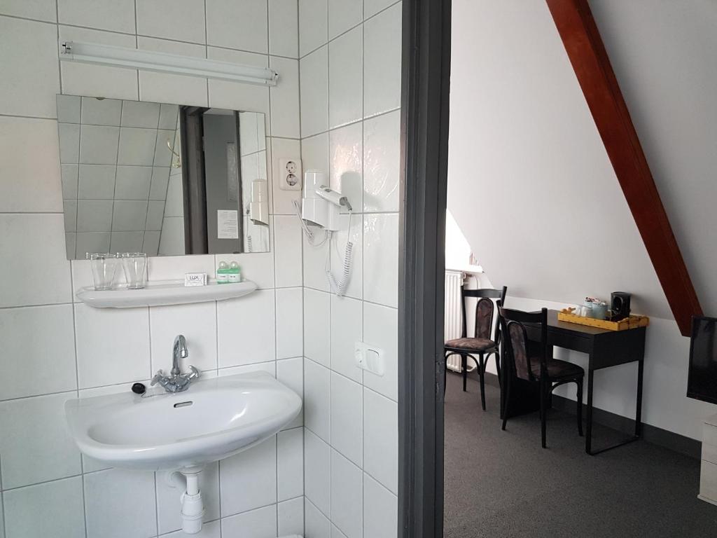 Двухместный (Двухместный номер «Комфорт» с 1 кроватью) отеля Hotel de Stadsboerderij/ Eetcafé de Brabander, Гронинген