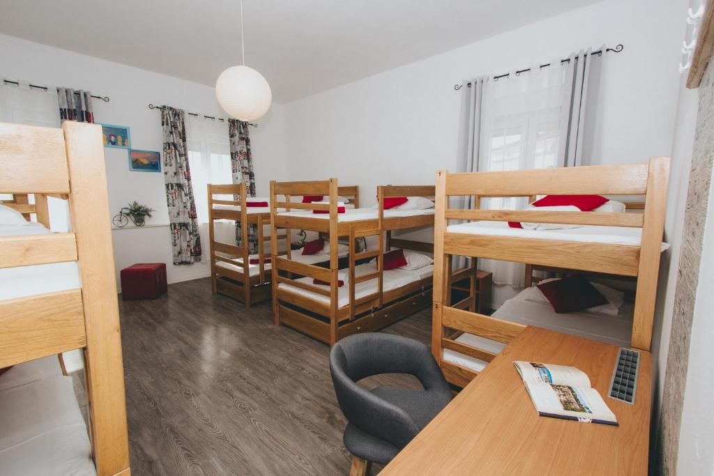 Номер (Кровать в общем номере для мужчин и женщин с 10 кроватями) хостела Hostel Globo, Шибеник