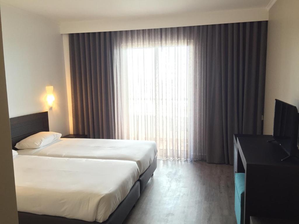 Двухместный (Стандартный двухместный номер с 2 отдельными кроватями и видом на море) отеля Hotel Euro Moniz, Порту-Мониш