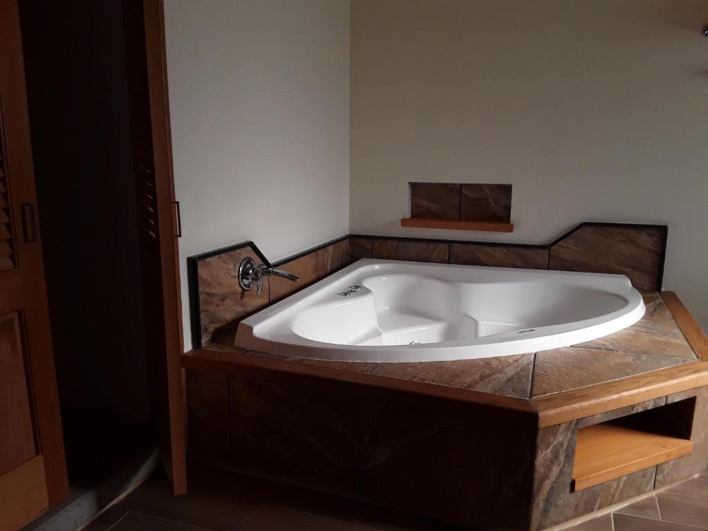 Сьюит (Люкс с кроватью размера «king-size» и гидромассажной ванной) отеля Resort Los Angeles, Таско-де-Аларкон