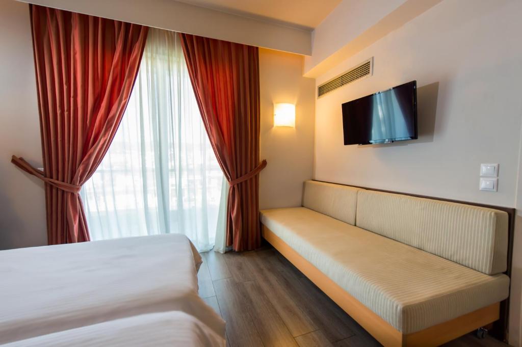 Четырехместный (Трехместный номер с дополнительной кроватью) отеля Agrinio Imperial Hotel, Агринион