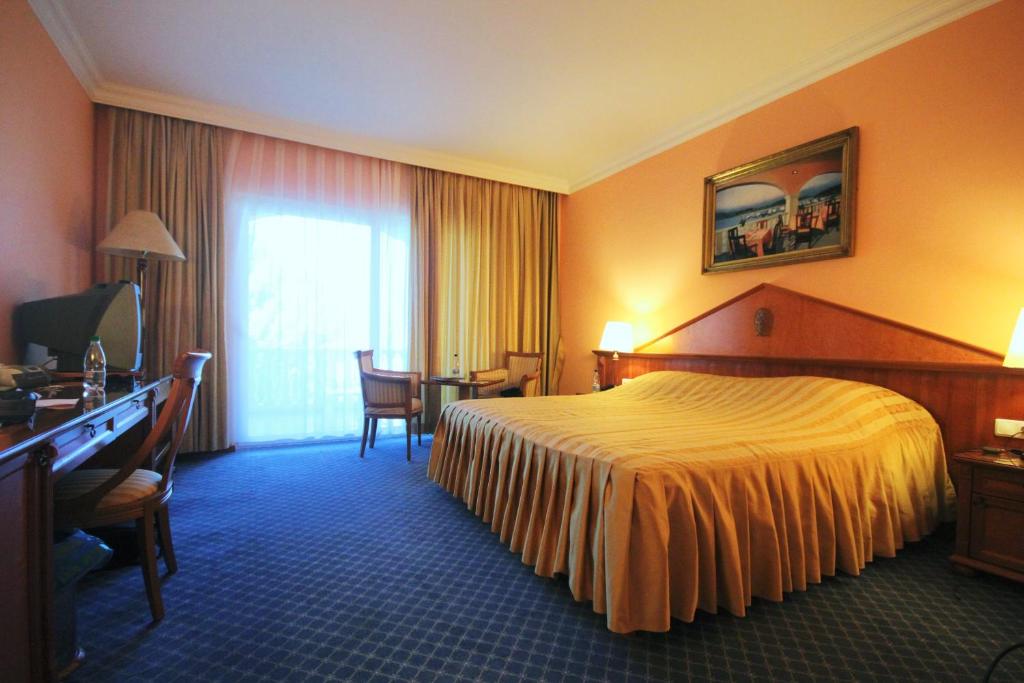 Двухместный (Улучшенный номер с балконом) отеля Marina Hotel Resort Frapa - Kopno, Рогозница