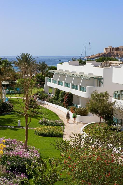Двухместный ( Улучшенный номер с 1 двуспальной кроватью, со стороны бассейна (крыло Beach)) курортного отеля Hotel Novotel Sharm El-Sheikh, Шарм-эль-Шейх