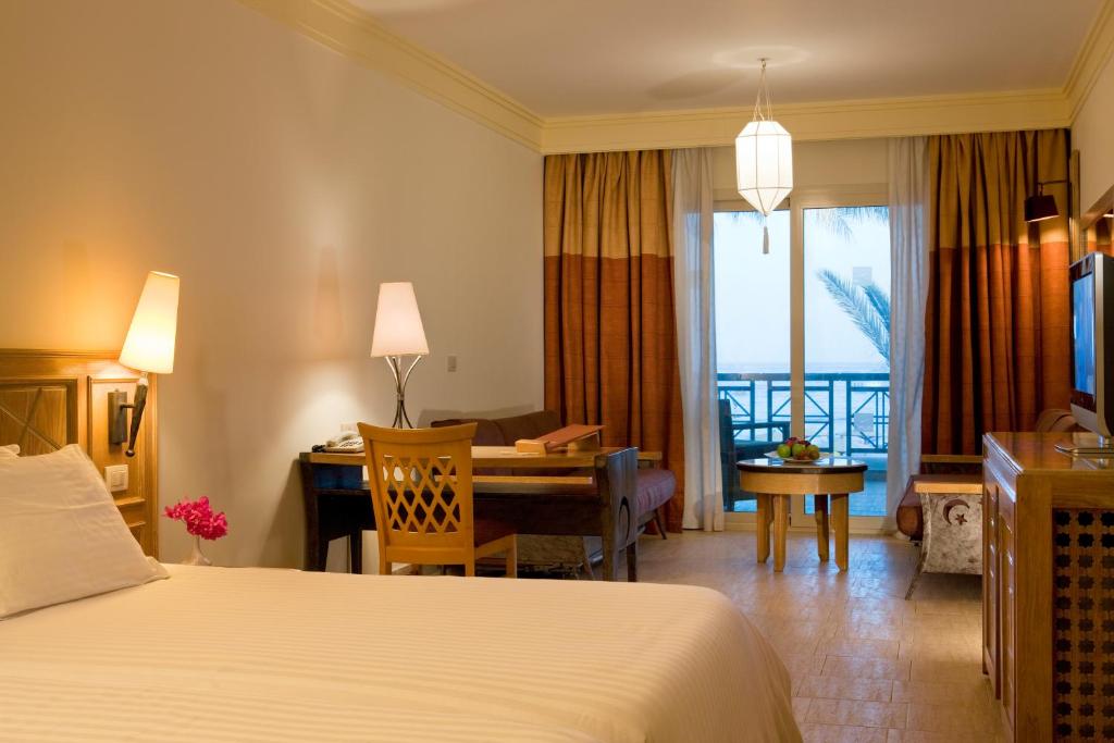 Сьюит (Люкс с кроватью размера «king-size» и видом на море) курортного отеля Hotel Novotel Sharm El-Sheikh, Шарм-эль-Шейх