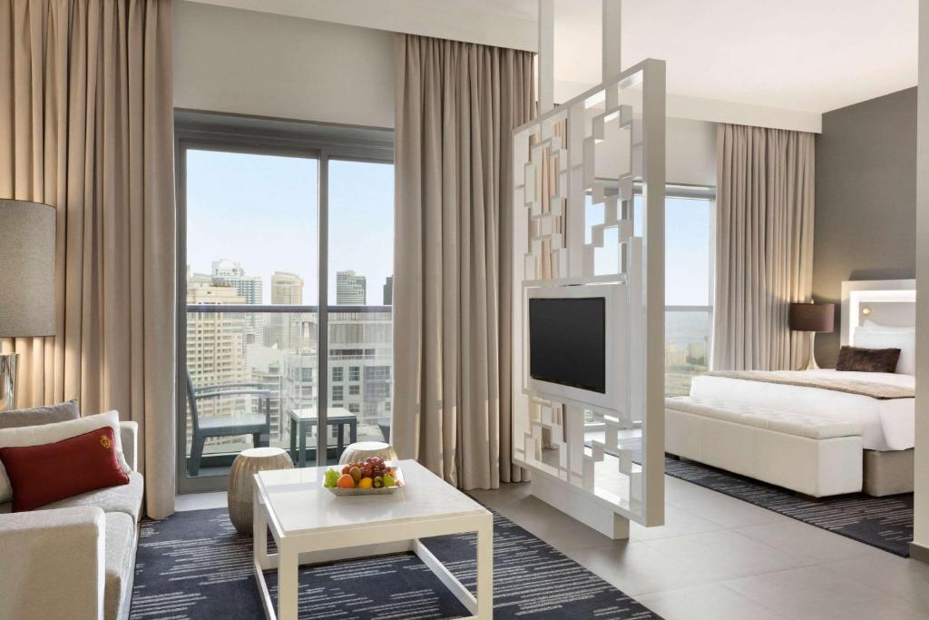 Сьюит (Люкс «Гранд» с кроватью размера «king-size», бесплатный трансфер от/до пляжа) отеля Wyndham Dubai Marina, Дубай