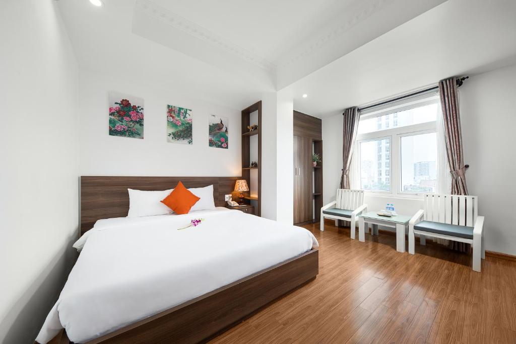 Двухместный (Улучшенный номер с кроватью размера «king-size») отеля Maple Hotel Danang, Дананг