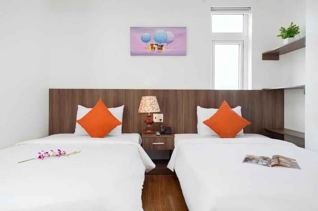 Двухместный (Улучшенный двухместный номер с 2 отдельными кроватями и видом на город) отеля Maple Hotel Danang, Дананг