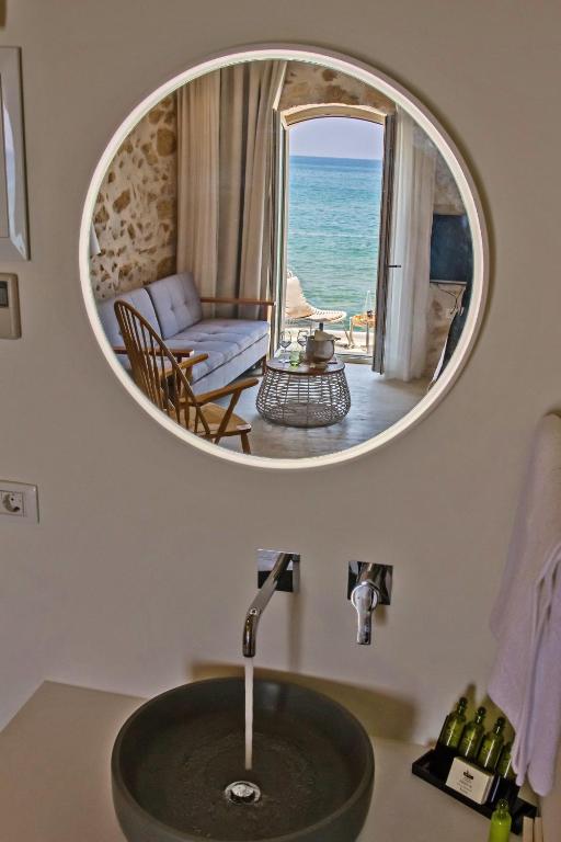 Четырехместный (Улучшенный люкс с видом на море) отеля Thalassa Boutique Hotel, Ретимно, Крит