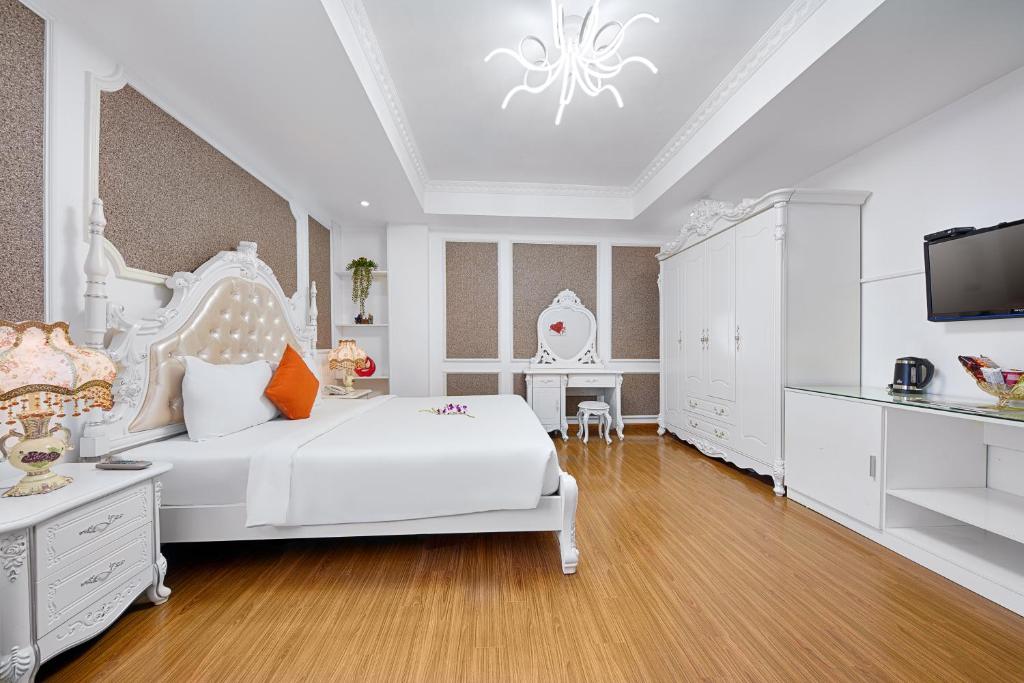 Двухместный (Номер Делюкс с кроватью размера «queen-size») отеля Maple Hotel Danang, Дананг