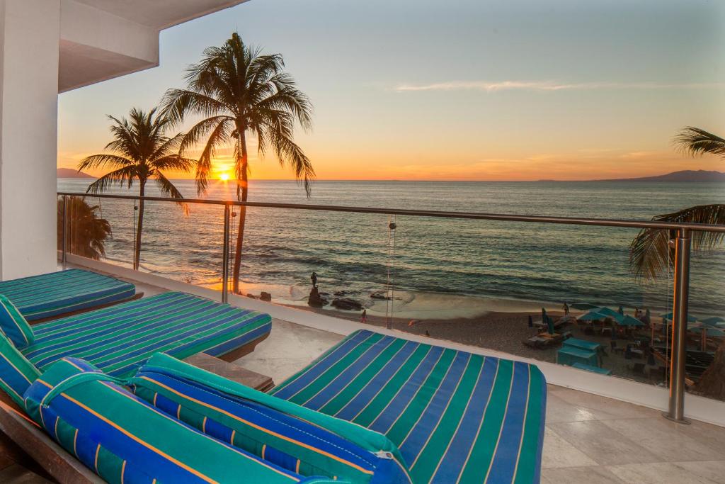 Сьюит (Люкс с 3 спальнями с собственным бассейном) апарт-отеля Vallarta Shores Beach Hotel, Пуэрто-Вальярта