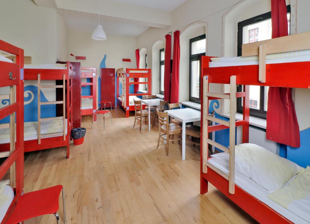 Номер (Кровать в общем номере для мужчин и женщин с 10 кроватями) хостела Hostel Mondpalast, Дрезден
