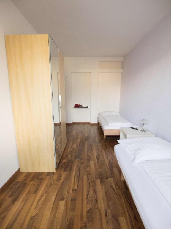Двухместный (Двухместный номер с 2 отдельными кроватями и собственной внешней ванной комнатой) отеля Hotel Gregory, Цюрих