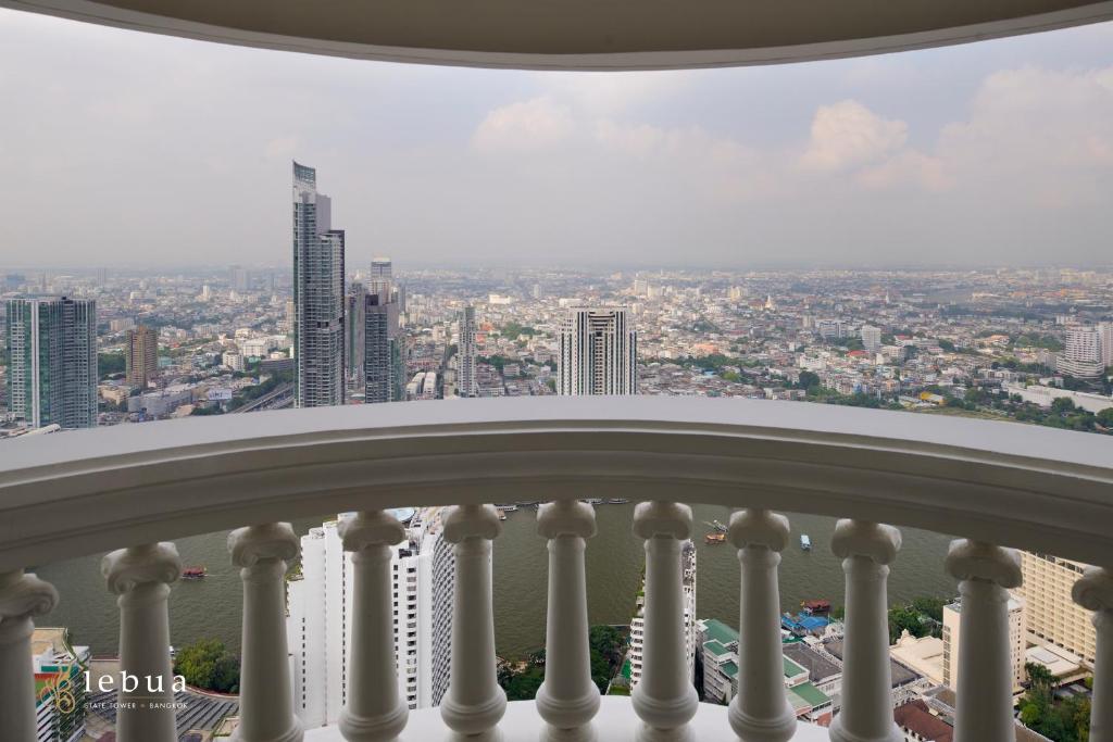 Двухместный (Улучшенный люкс с видом на реку и балконом), Отель lebua at State Tower