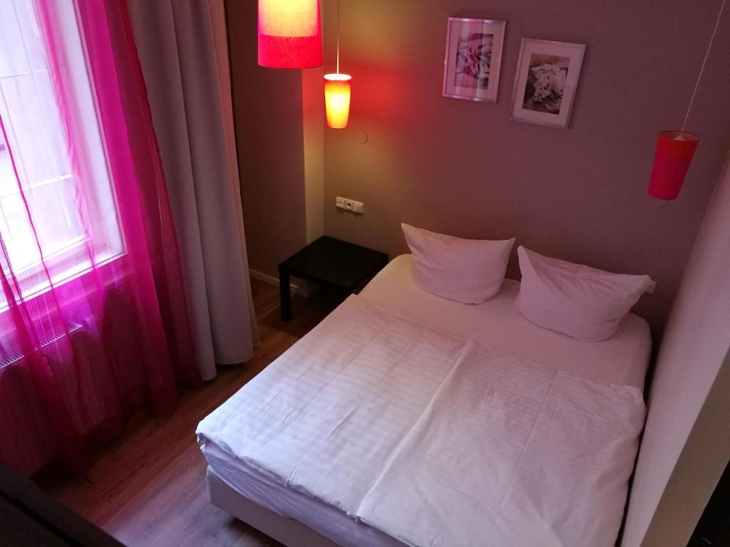 Двухместный (Двухместный номер с 1 кроватью или 2 отдельными кроватями, бесплатная парковка) отеля PurPur, Прага