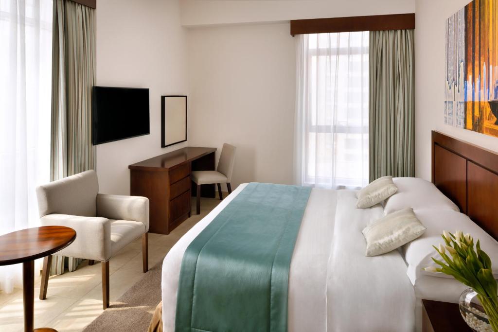 Апартаменты (Апартаменты с 2 спальнями и видом на небоскреб Бурдж-Халифа) отеля Mövenpick Hotel Bur Dubai, Дубай