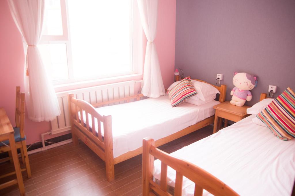 Двухместный (Двухместный номер с 2 отдельными кроватями и общим туалетом) хостела Dalian Tiantian International Youth Hostel, Далянь
