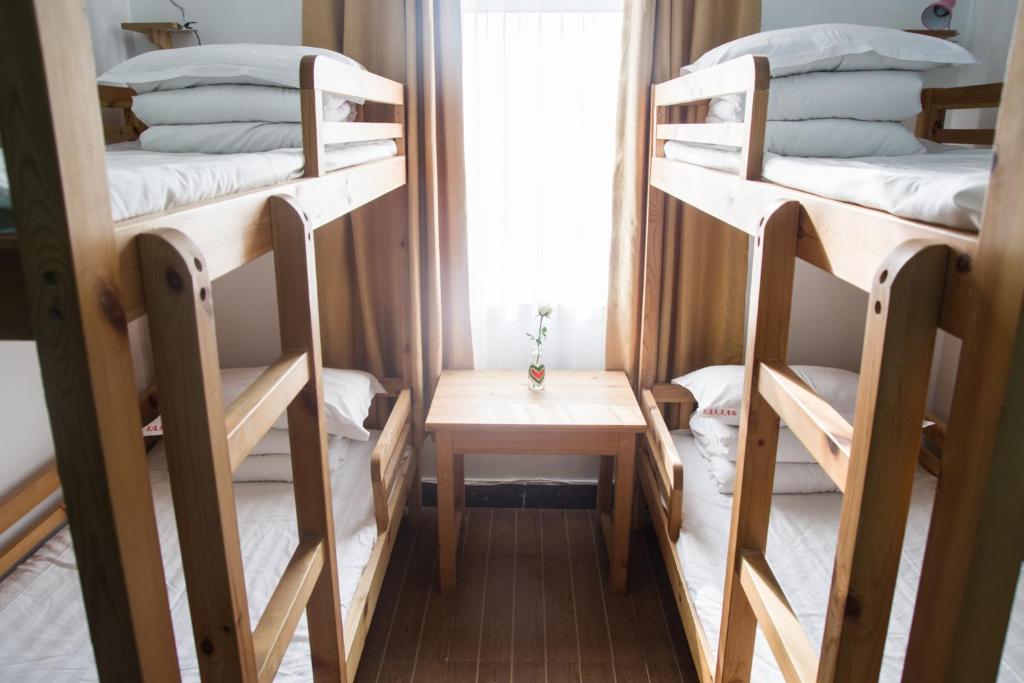 Номер (Кровать в общем четырехместном номере для мужчин, с общей ванной комнатой) хостела Dalian Tiantian International Youth Hostel, Далянь