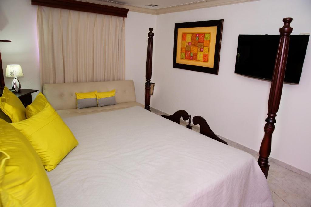 Сьюит (Улучшенный люкс Royal) отеля Hotel Los Jardines, Сантьяго-де-лос-Кабальерос
