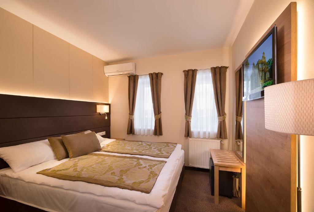 Двухместный (Небольшой двухместный номер с 1 кроватью) отеля Hotel Honti, Вишеград