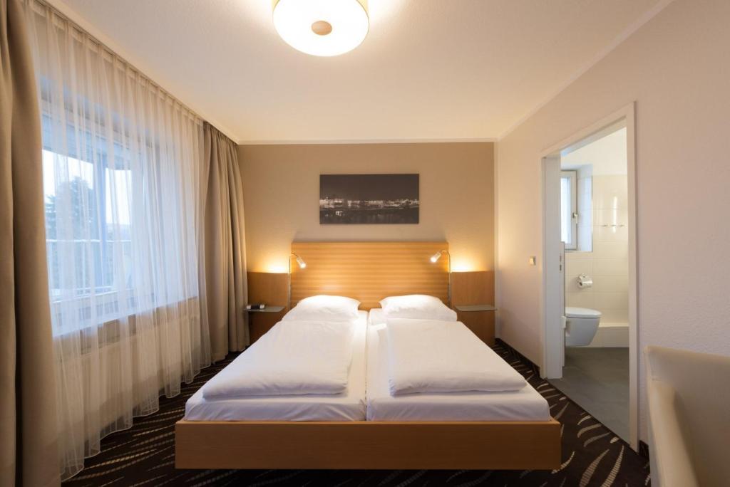 Двухместный (Улучшенный двухместный номер с 1 кроватью) отеля Heikotel - Hotel Windsor, Гамбург