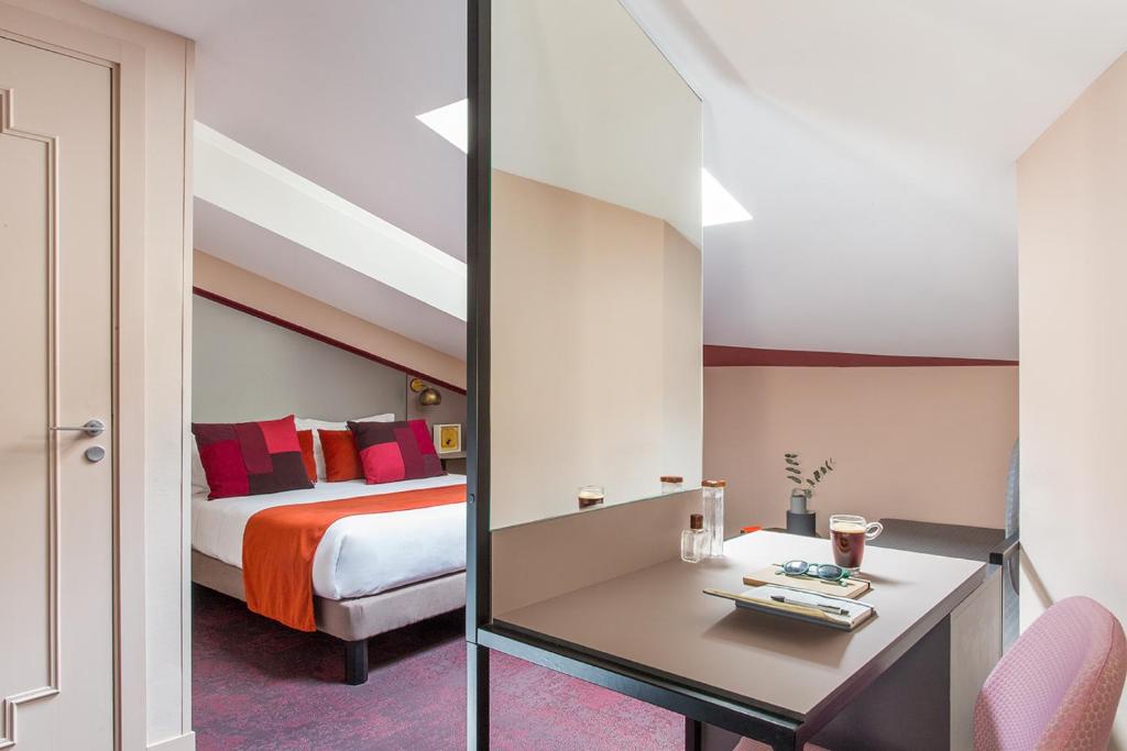 Трехместный (Улучшенный номер с дополнительной кроватью) отеля Hôtel les Cigales, Ницца