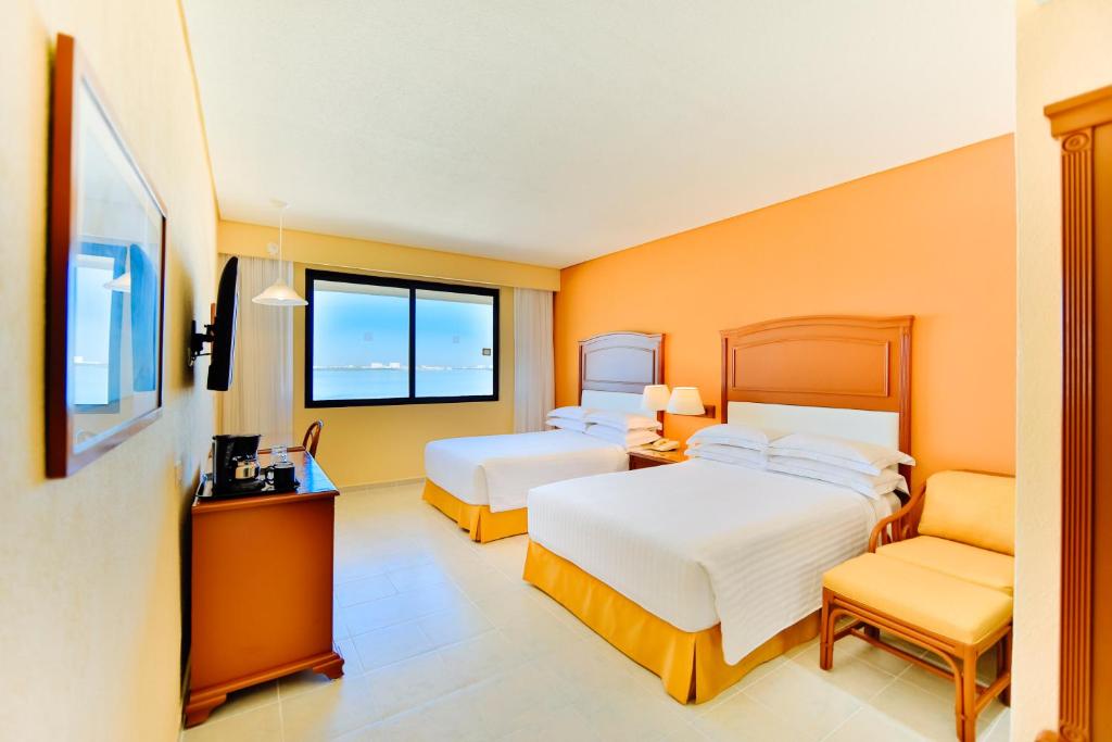 Семейный (Двухместный номер с 1 кроватью (для 2 взрослых и 1 ребенка)) курортного отеля Occidental Tucancún, Канкун