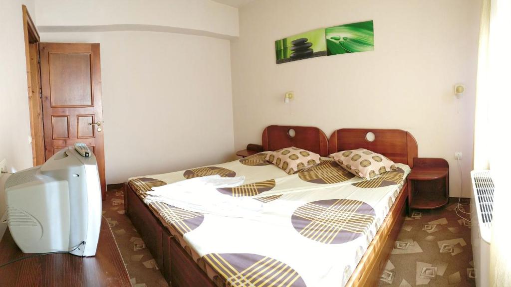 Двухместный (Двухместный номер с 1 кроватью или 2 отдельными кроватями и балконом) отеля Family Hotel Iv, Велинград