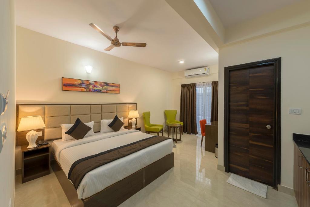 Двухместный (Двухместный номер Делюкс с 1 кроватью или 2 отдельными кроватями и балконом) отеля Daffodil Delight, Бангалор