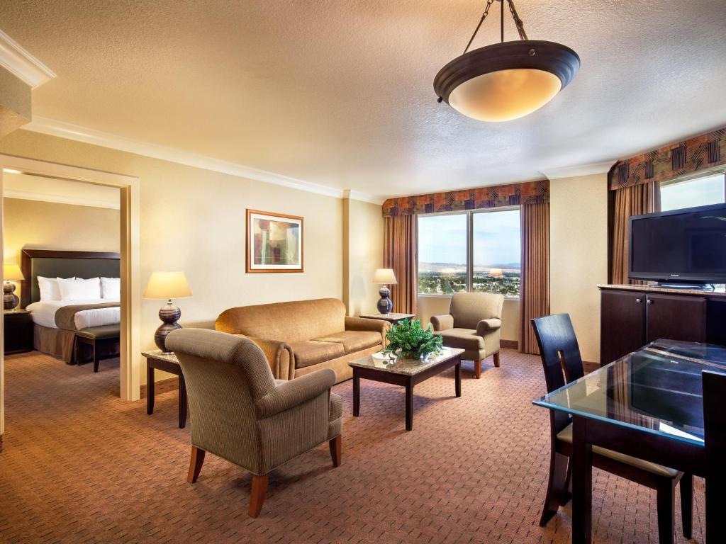 Двухместный (Классический люкс «Гранд») курортного отеля The STRAT Hotel, Casino and Skypod, Лас-Вегас