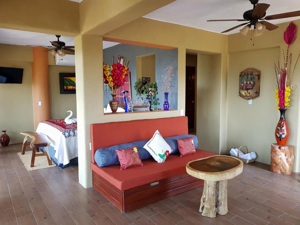 Двухместный (Номер с кроватью размера «king-size» и видом на море) отеля Casa Arcoiris Zihuatanejo, Сиуатанехо