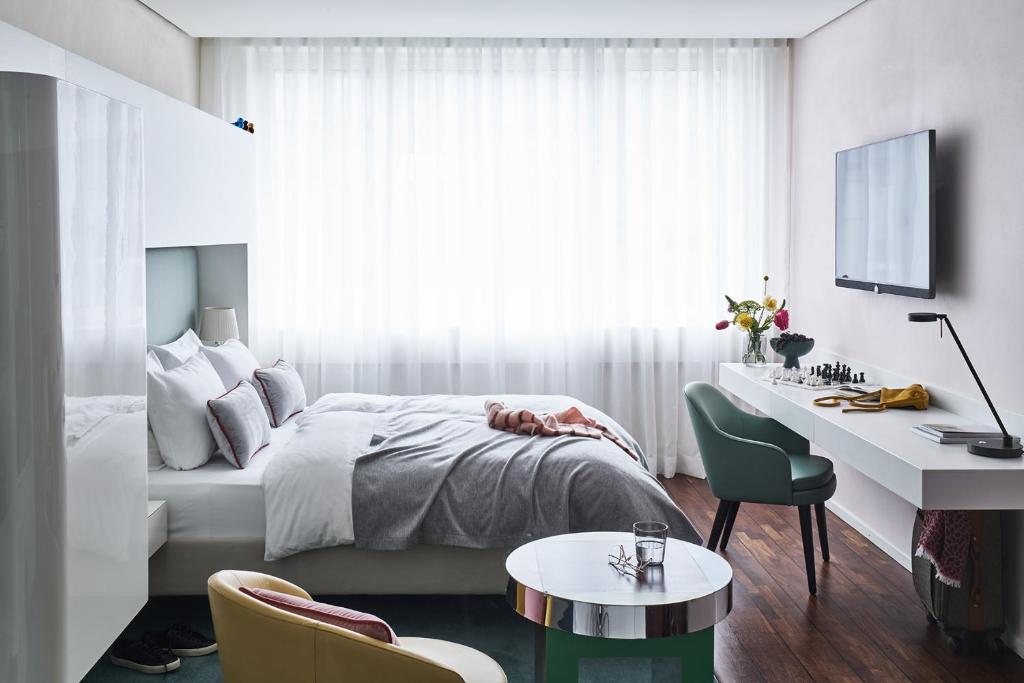 Двухместный (Улучшенный двухместный номер с 1 кроватью) отеля SIDE Design Hotel Hamburg, Гамбург