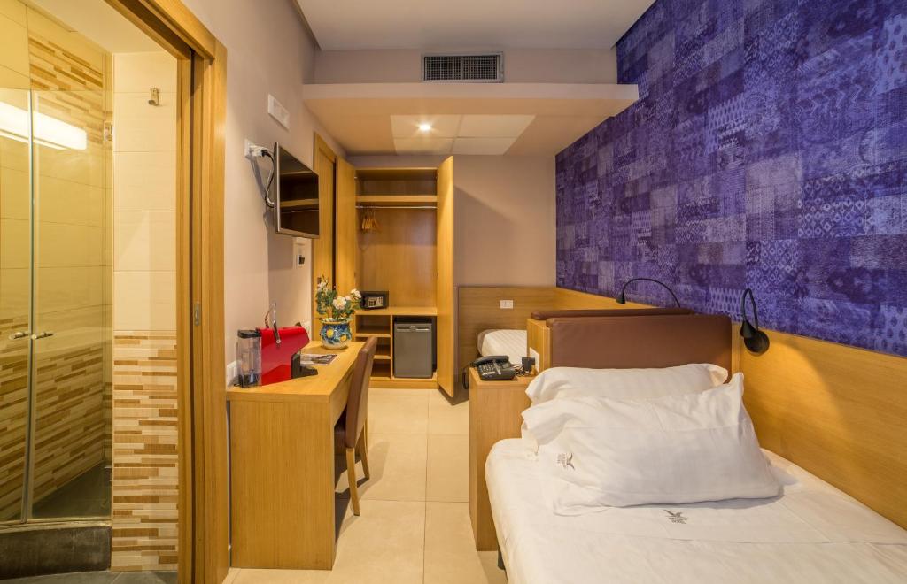 Двухместный (Двухместный номер эконом-класса с 2 отдельными кроватями и собственной ванной комнатой) отеля Airone Hotel, Неаполь