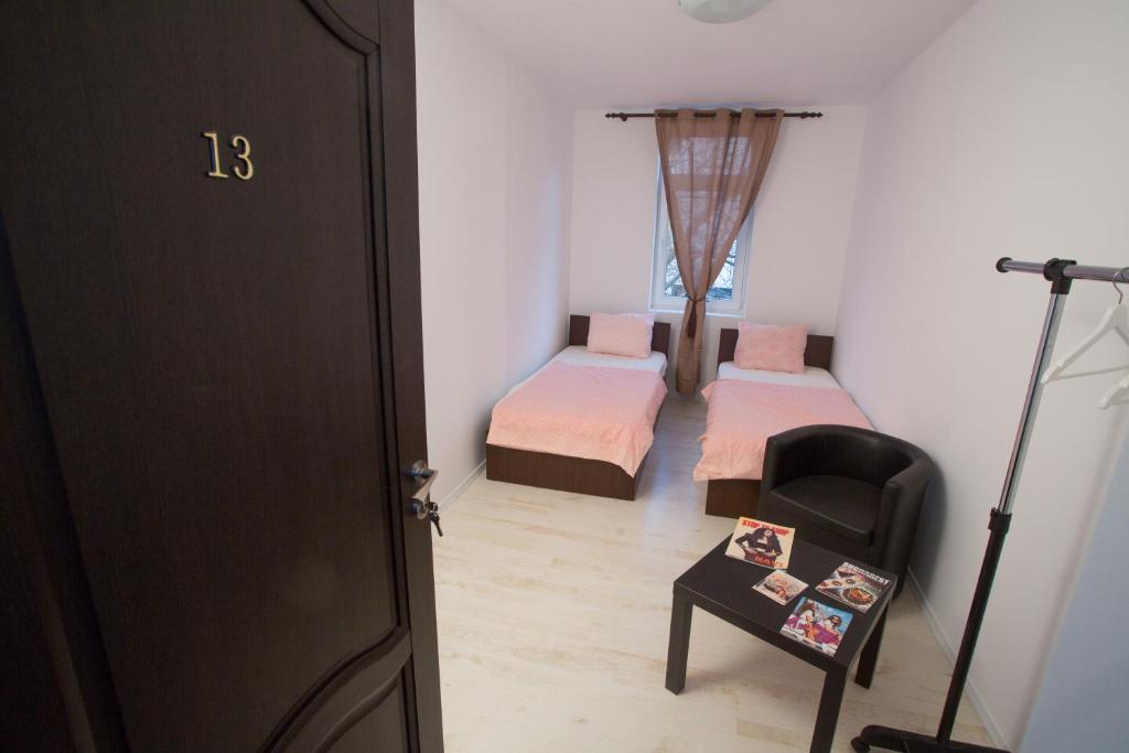 Двухместный (Двухместный номер с 2 отдельными кроватями и общей ванной комнатой) хостела La Vila Maria, Бухарест